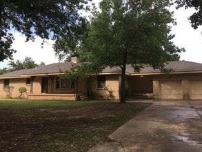 Building Photo - 2843 Guilford Ln