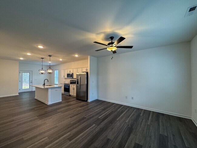 Foto del edificio - Beautiful 3 Bed 2 Bath Home in Raeford