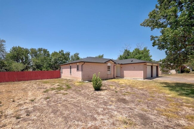 Building Photo - 1404 Greenfield Dr