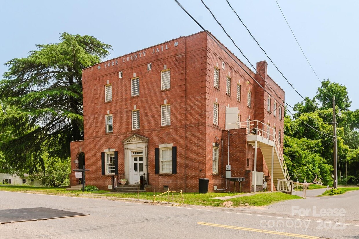 Primary Photo - 203 W Liberty St