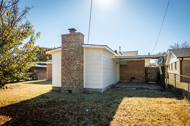 Building Photo - 120 NE Cimarron Trail