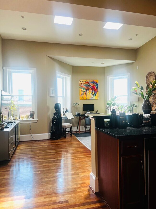 Foto del edificio - Columbia Heights Penthouse Condo | 1 Bed | 1 Bath | 600 Sf