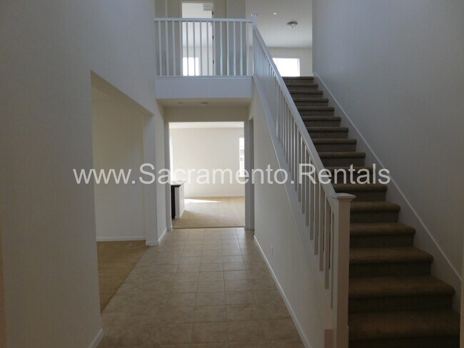 Foto del edificio - Beautiful Newer 4bd/3ba Elk Grove Home wit...