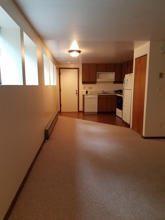 Building Photo - Newly Renovated + Sunny & Bright, 2 Bedroo...