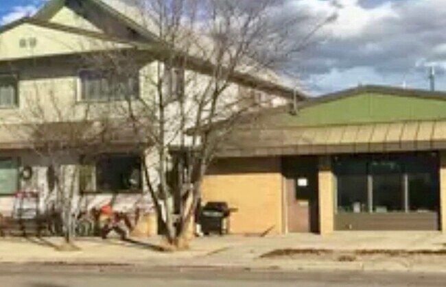 Building Photo - 107 Elm St