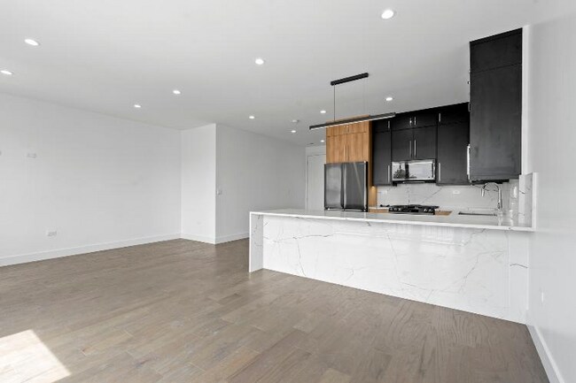 Building Photo - 3008 W Belmont Ave