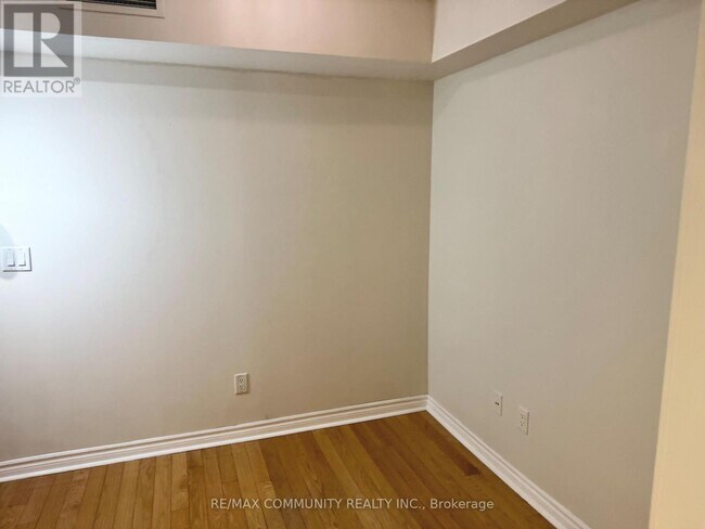 Building Photo - 250 Wellington St W