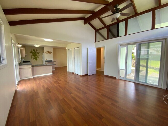 Foto del edificio - SPACIOUS 4 BEDROOM AHUIMANU SINGLE FAMILY HOME WITH ENCLOSED GARAGE