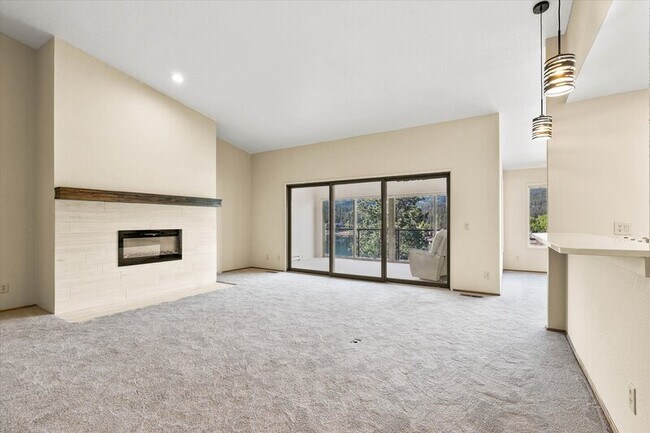 Building Photo - 204 E 1st Ave