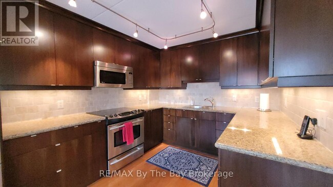 Photo du bâtiment - 172-172 8th St