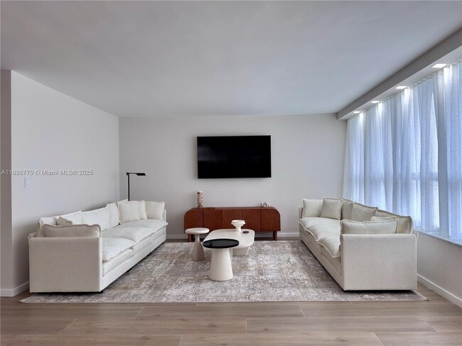 Foto del edificio - 10230 Collins Ave
