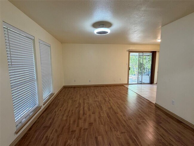 Foto del edificio - 1200 Warrington Dr