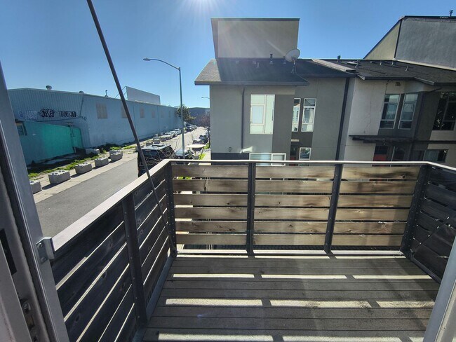 Foto del edificio - $1,000 MOVE IN SPECIAL!!!! Gated, Spacious and Bright 3 Story 3BD/2BA Property Available for Rent...