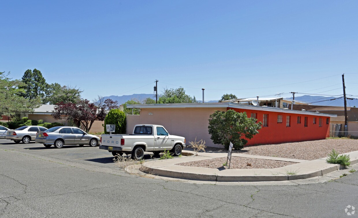 Primary Photo - 456 Val Verde NE