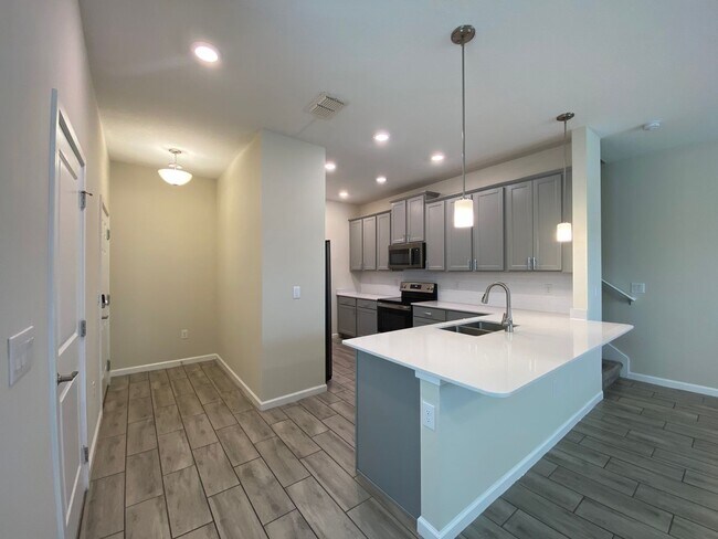 Foto del edificio - 3BD/2.5BA Townhome in Econ Trails Near Valencia East!