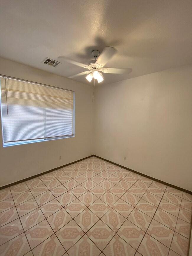 Foto del edificio - AMERICANA Property Mgmt - Freshly remodeled 4 beds-2 story house in the East