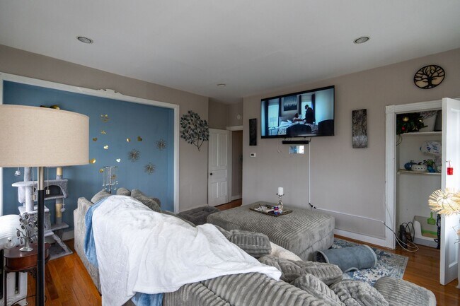 Building Photo - Bright One Bedroom spacious