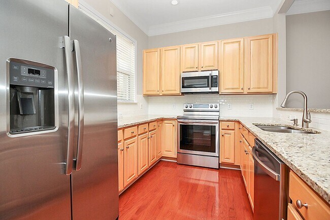 Foto del edificio - Townhome in The Plaza/NODA coming soon for Lease!