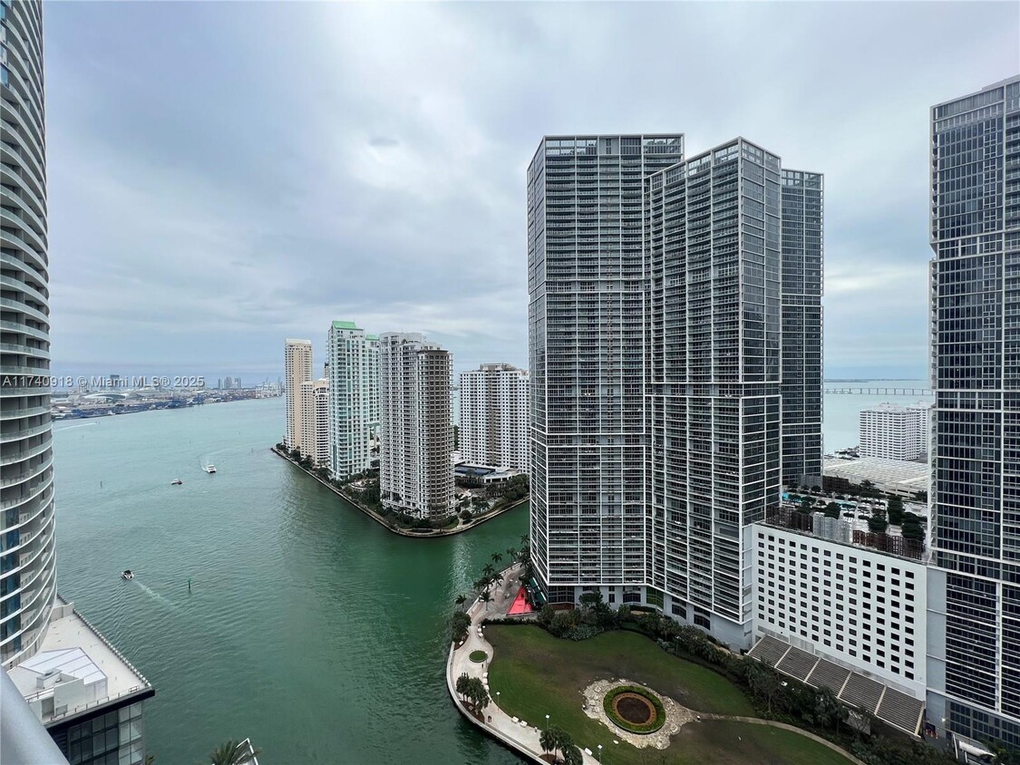 Primary Photo - 200 Biscayne Blvd Way