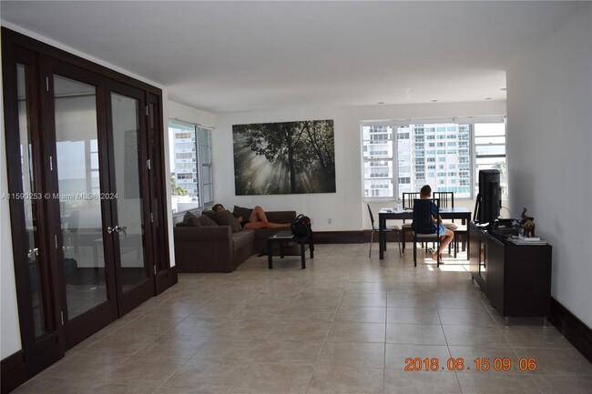 Foto del edificio - 5255 Collins Ave