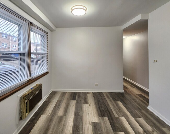 Building Photo - Very Spacious Studio in Ohare area with se...