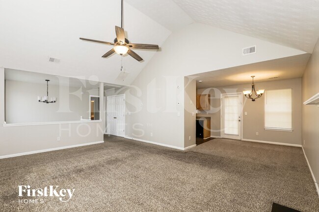 Building Photo - 2631 S Hills