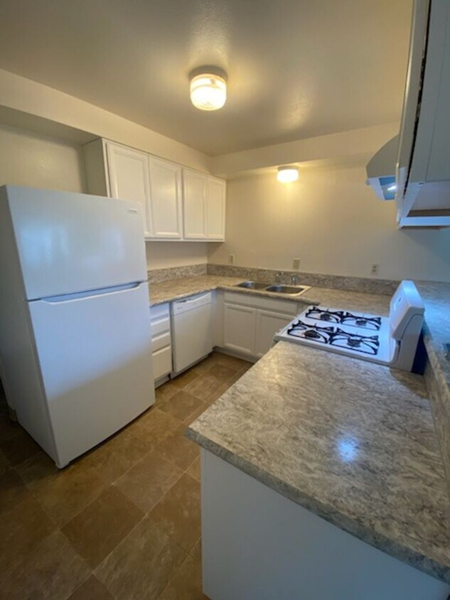 Primary Photo - Nice 2 bed/1bath with a lot of space!