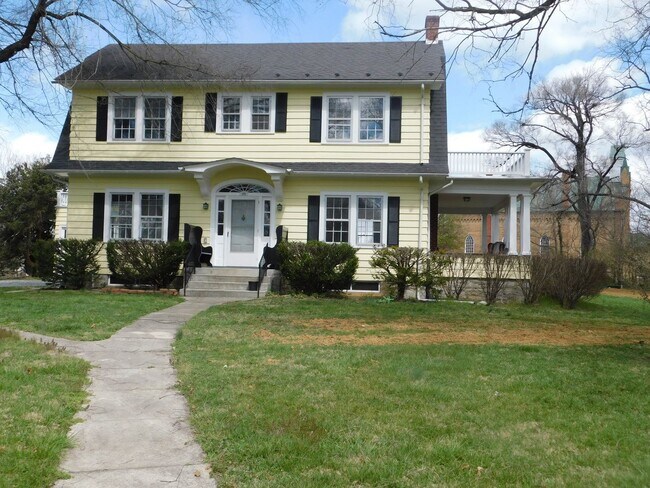 Foto del edificio - Price Reduced!! Fantastic mix of charm and updates!