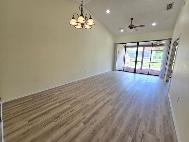 Building Photo - Cozy 2 bed/ 2 bath Villa in Beekman Lakes ...