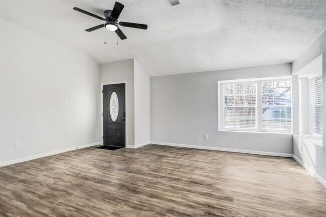 Building Photo - 15910 Plover Ct