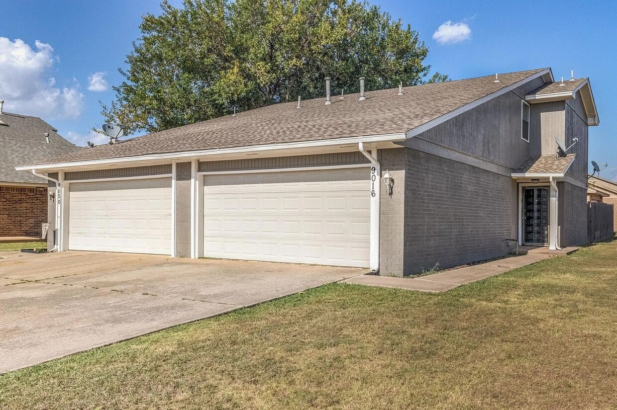 Beautiful 2BD/2.5 BTH Home Right off of NW Expressway and Shopping Areas - Beautiful 2BD/2.5 BTH Home Right off of NW Expressway and Shopping Areas