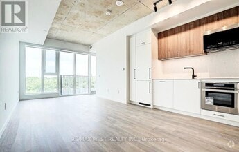 Building Photo - 689-689 The Queensway