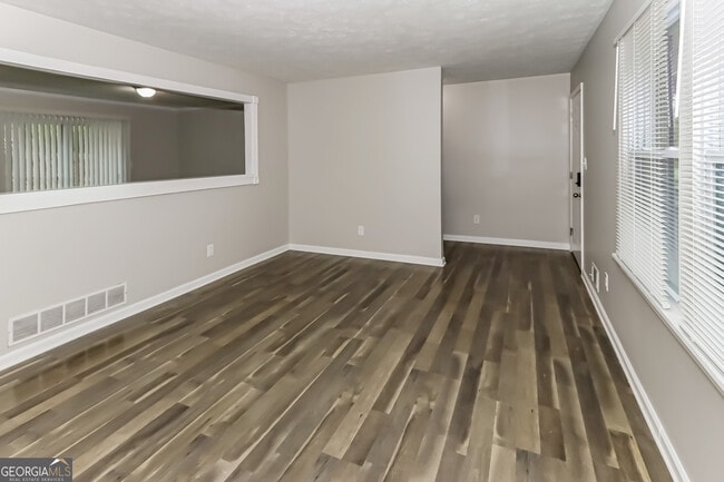 Foto del edificio - 6702 Londonderry Dr