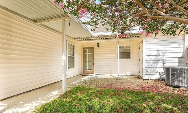 Foto del edificio - Spacious One-Level 3BR/2.5BA Home in Prime...