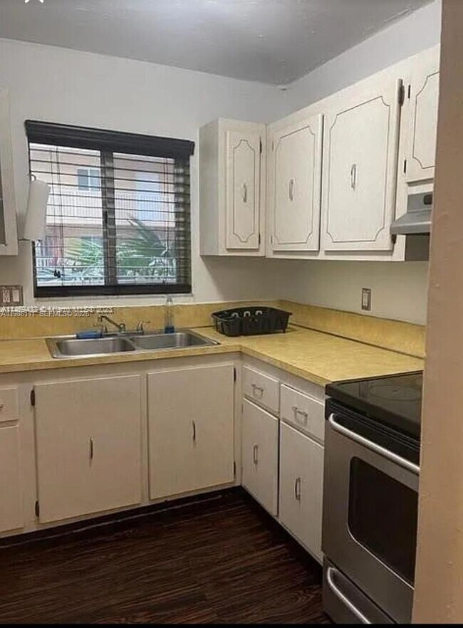 Foto del edificio - 7910 Taft St