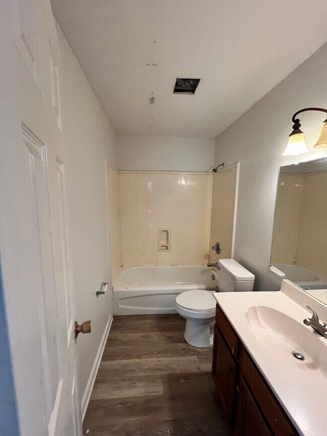 Foto del edificio - 3 bdrm 1 bath