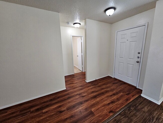 Building Photo - Beautiful home located in a well desired c...