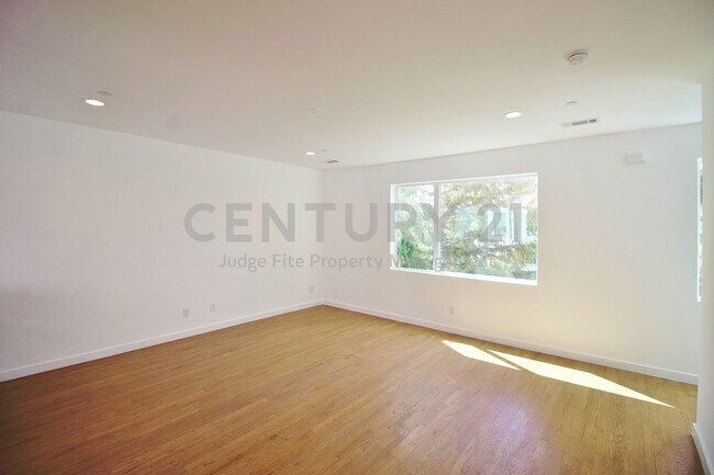 Foto del edificio - Beautiful 4-Story 2/2.5/2 in GREAT LOCATIO...