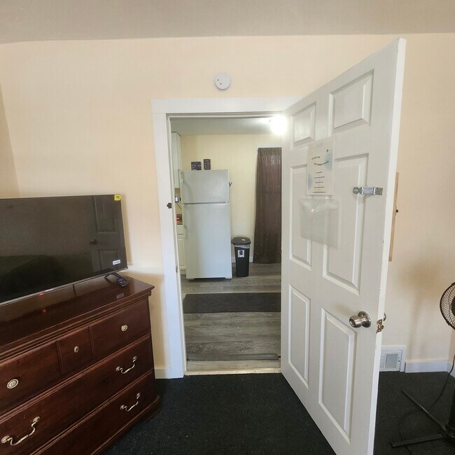 Building Photo - 457 Vineyard Ave