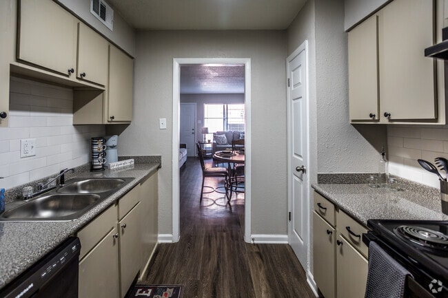 2 BR, 1.5 BA - 807SF - Getwell Pointe Apartments