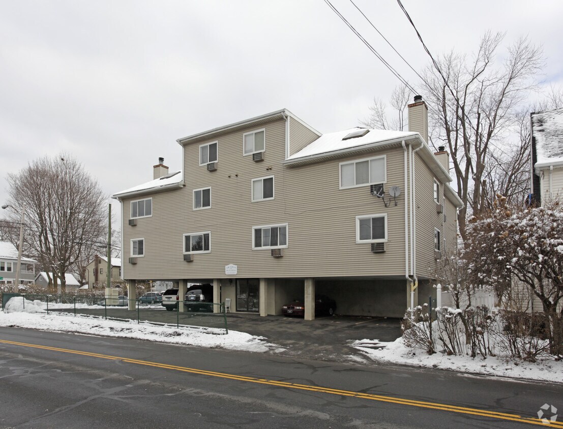 Foto del edificio - 636 Cove Rd