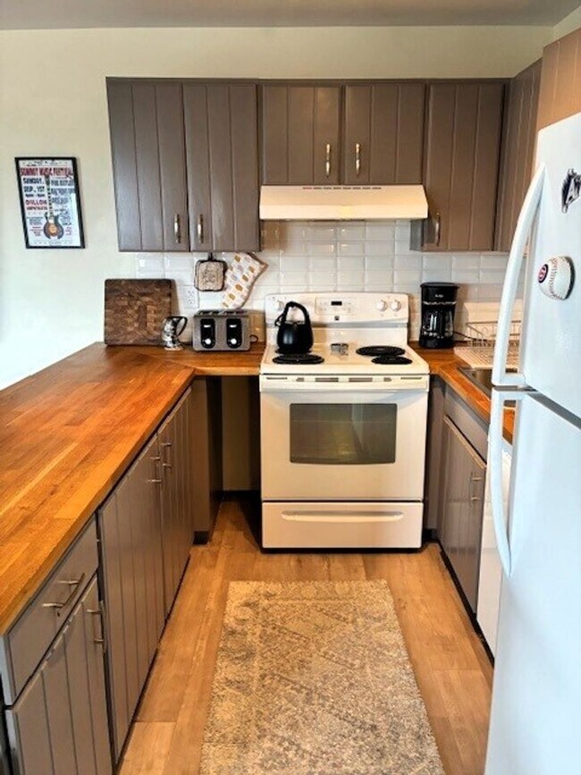 Foto del edificio - Long Term Rental- Original Dillon Valley E301