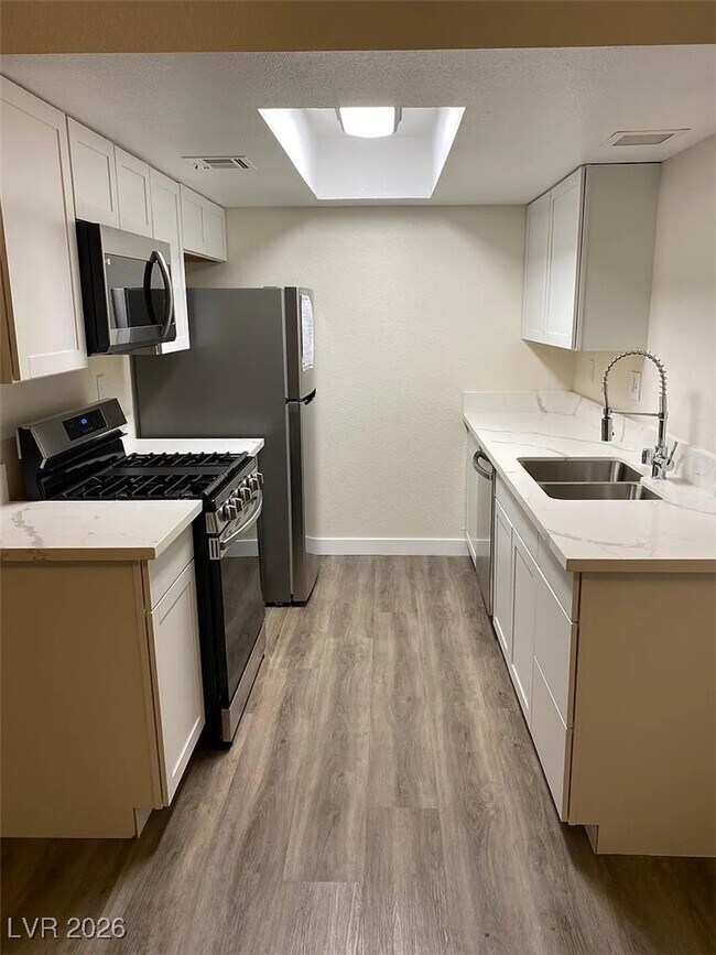 Foto del edificio - 453 N Lamb Blvd