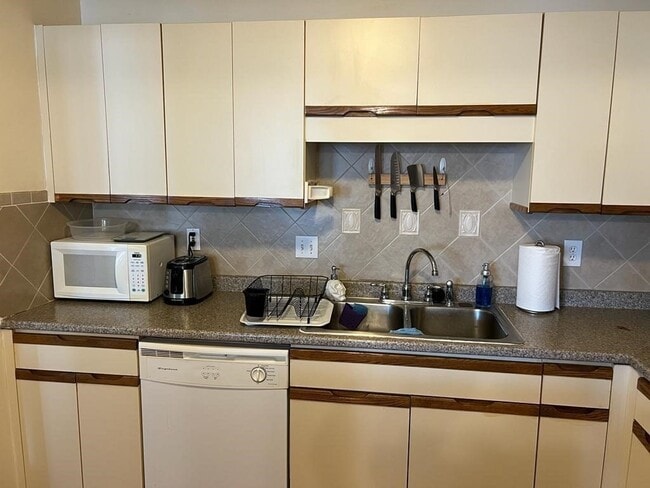 Building Photo - 200 Cove Way