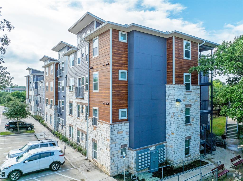 Primary Photo - 3300 Oak Creek Dr