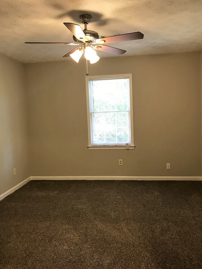Foto del edificio - Charming 3br/2.5ba in Move-In Condition!! ...