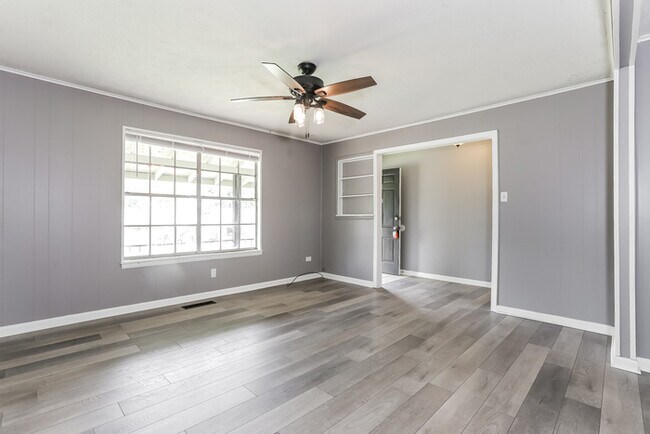Foto del edificio - 7817 Powell Dr
