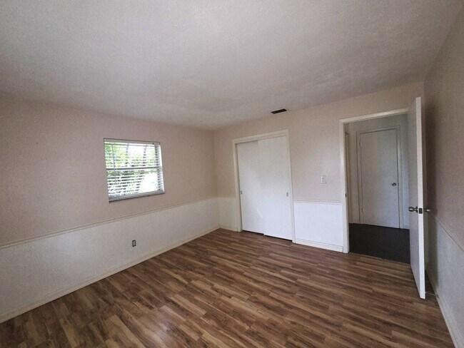 Building Photo - 1213 SW 48th Ter