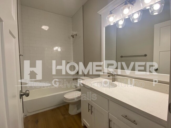 Building Photo - 690 Silvermaple Dr