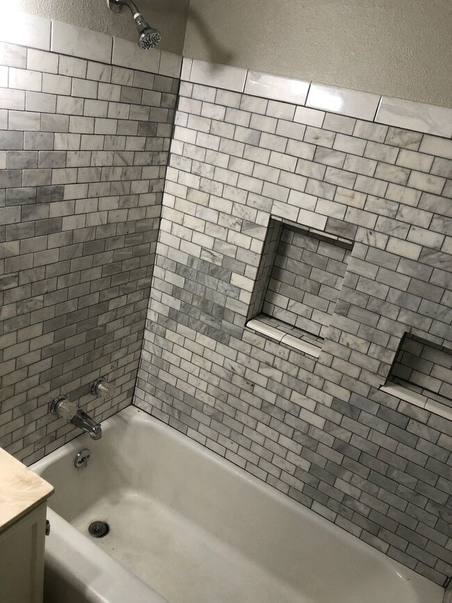 Building Photo - Two Bedroom One Bath Duplex Available in S...